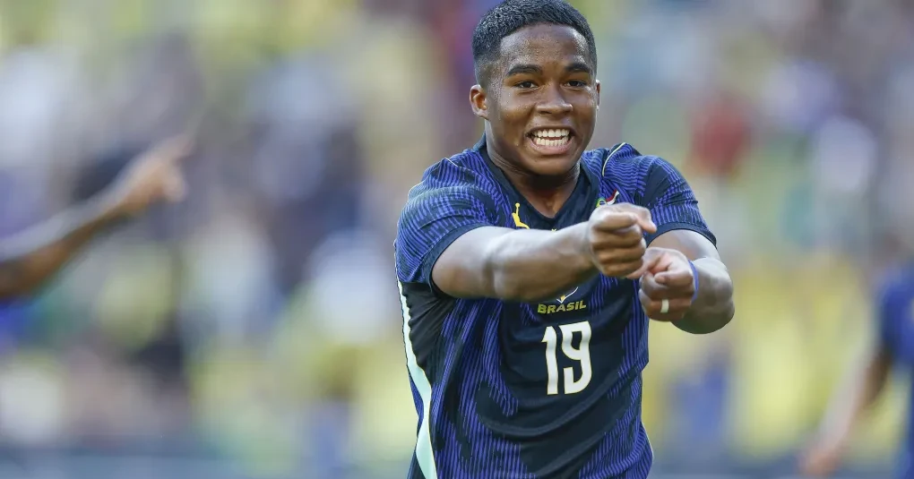 Endrick comemorando gol com a camisa da Seleção Brasileira