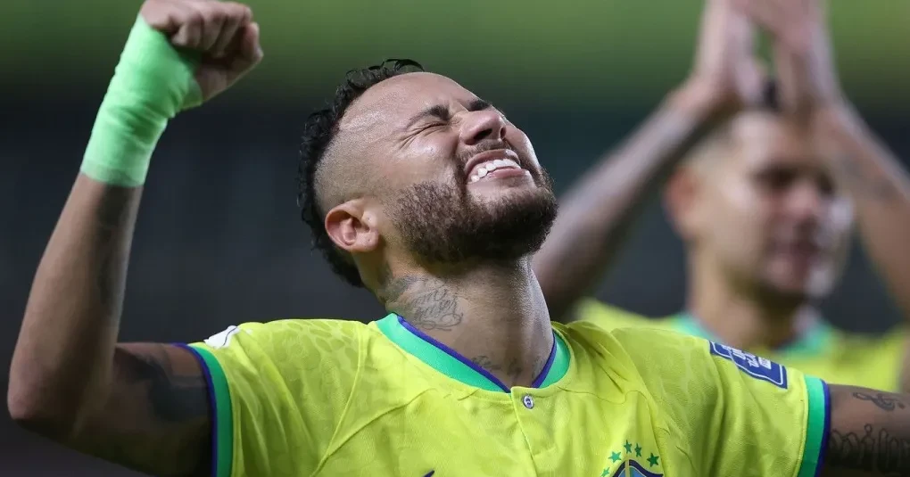 Neymar com uniforme da seleção durante treino, sorrindo