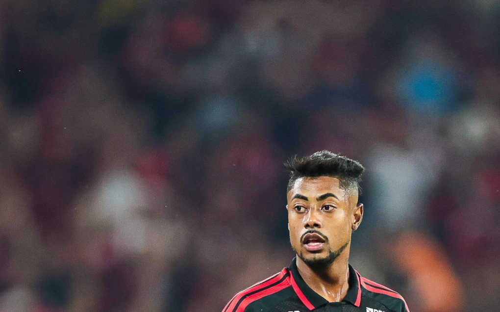Bruno Henrique disputando bola no Maracanã durante Flamengo x Vitória