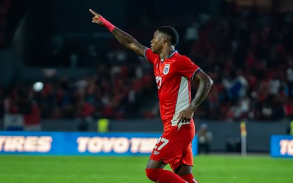 Kadir comemorando gol com a camisa do Panamá durante amistoso