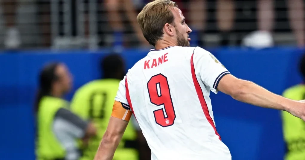Harry Kane comemorando gol pela seleção da Inglaterra durante partida