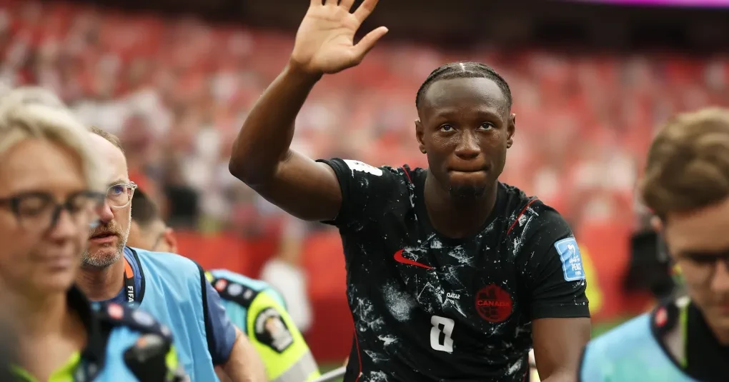 Koné sendo atendido no gramado após sofrer a lesão na partida Canadá x Catar