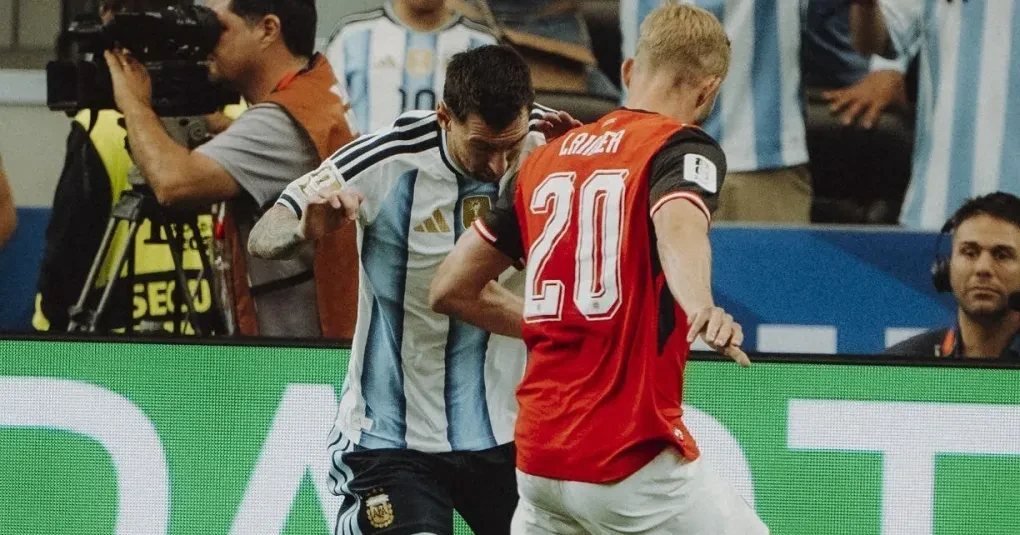 Konrad Laimer falando em coletiva vestido com roupa do Bayern de Munique