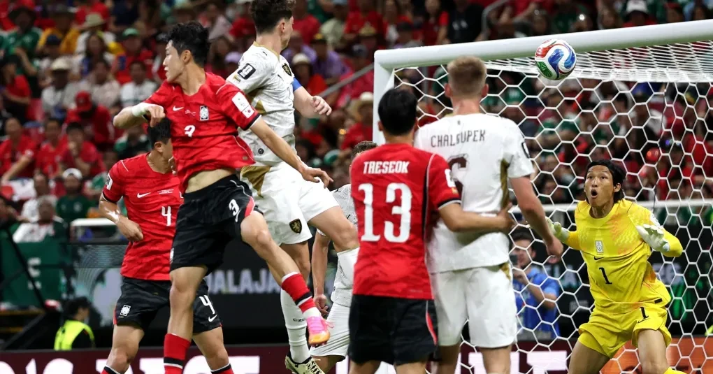 Vladimír Coufal cobrando um lateral em direção à área, jogadores disputando a bola