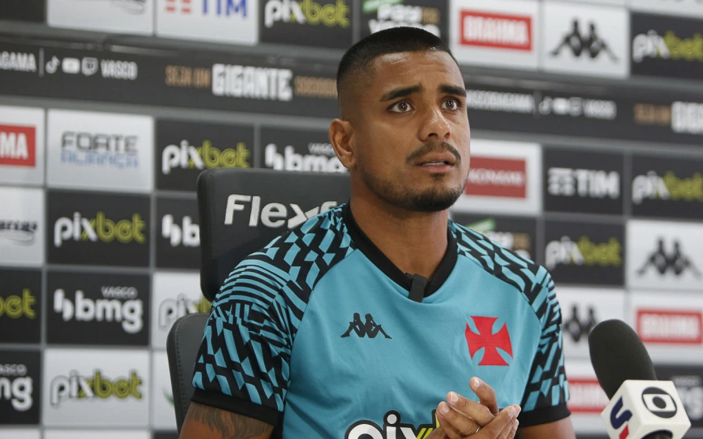 Léo Matos com a camisa do Vasco em campo no São Januário