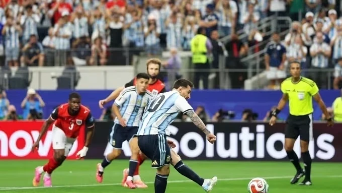 Lionel Messi comemorando um gol com a camisa da seleção argentina no estádio
