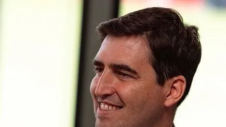 Andoni Iraola durante coletiva de imprensa como novo técnico do Liverpool