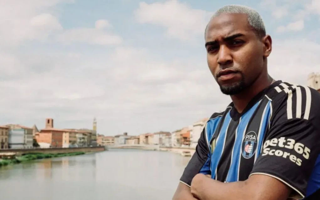 Lorran em pose oficial com a camisa do Pisa Sporting Club durante apresentação