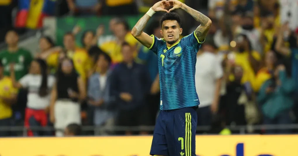 Luis Díaz comemorando gol com a camisa da seleção da Colômbia no Estádio Azteca