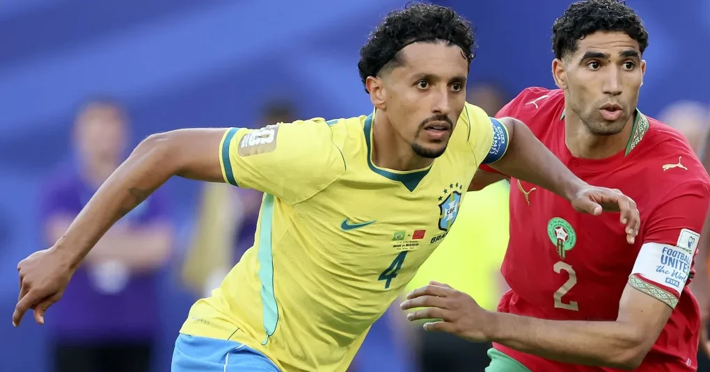 Luisão falando durante participação em live, gesticulando ao comentar partida