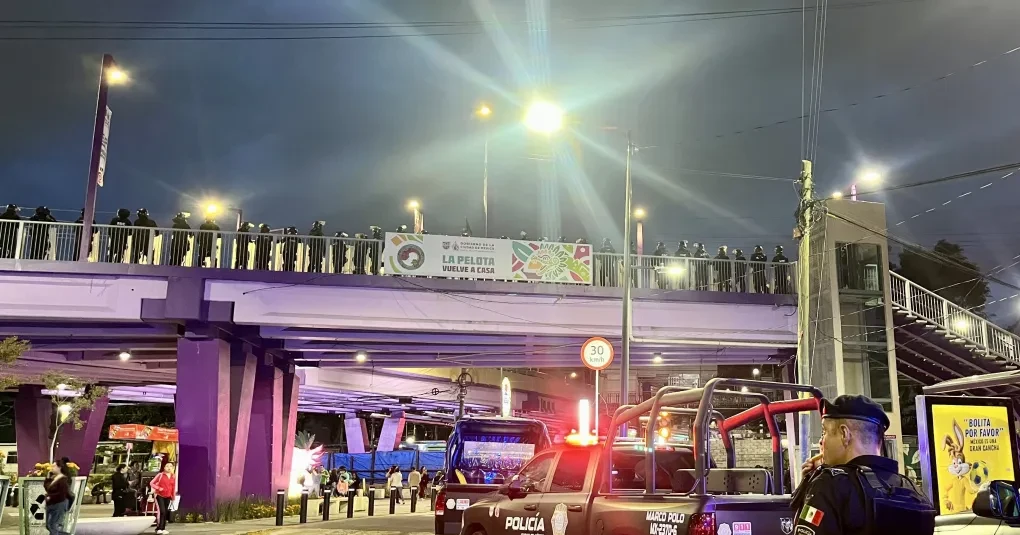 fachada do Estádio Azteca com policiamento e bloqueios nas imediações