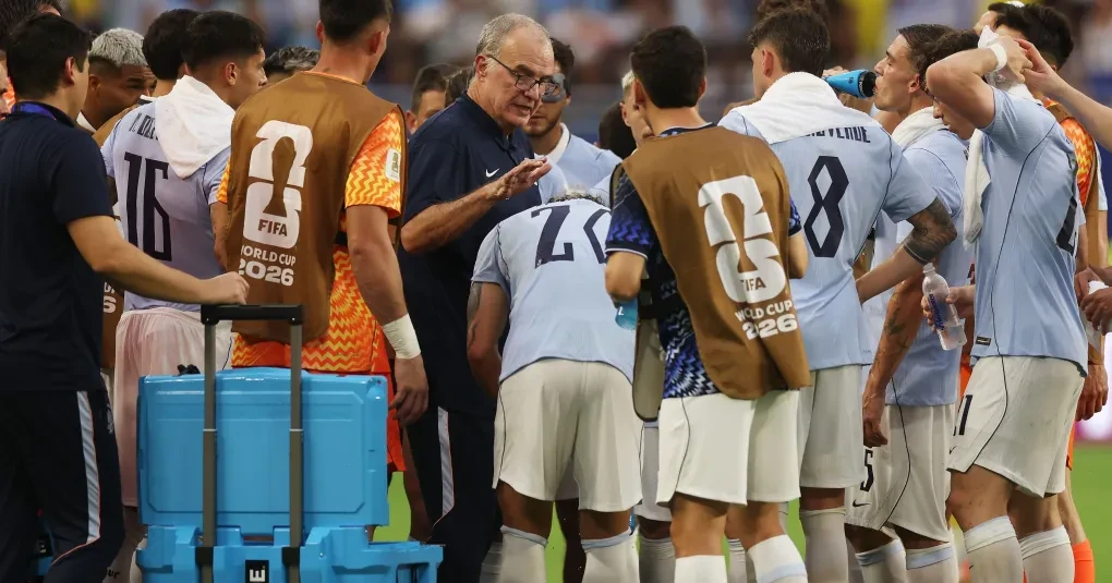 Marcelo Bielsa durante coletiva de imprensa antes de partida do Uruguai