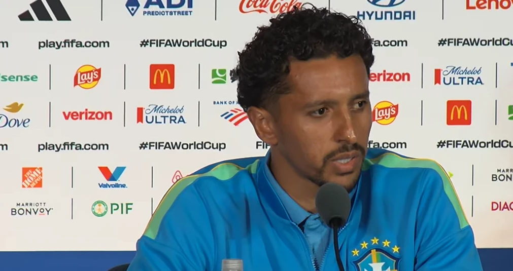 Marquinhos em treino da Seleção Brasileira com colete e bola no campo