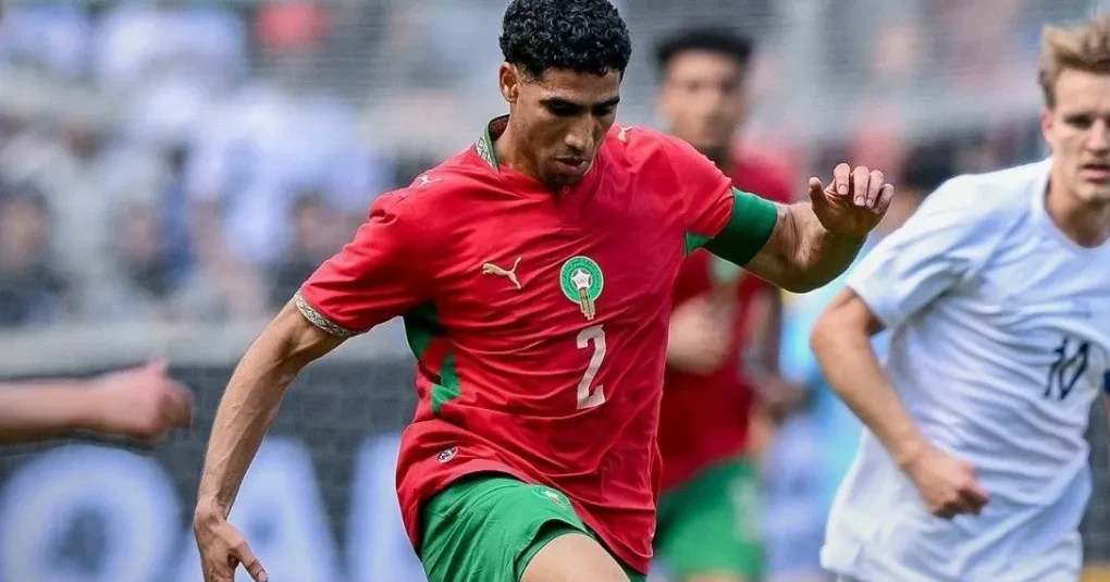 Jogadores do Marrocos e da Noruega disputando a bola em amistoso em Nova Jersey