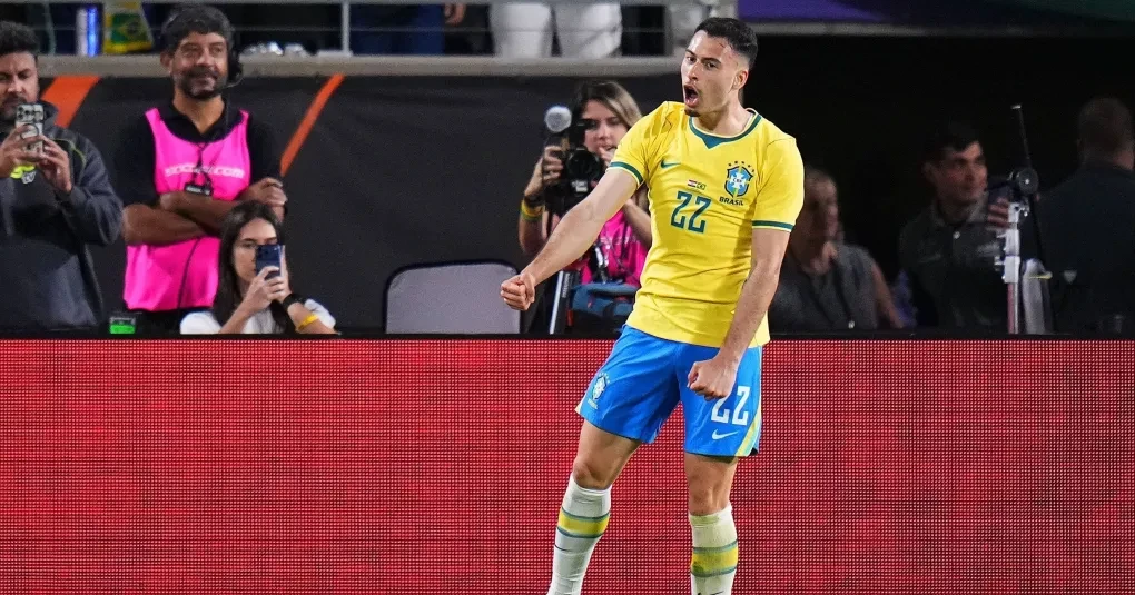 Gabriel Martinelli com a camisa da seleção brasileira em campo