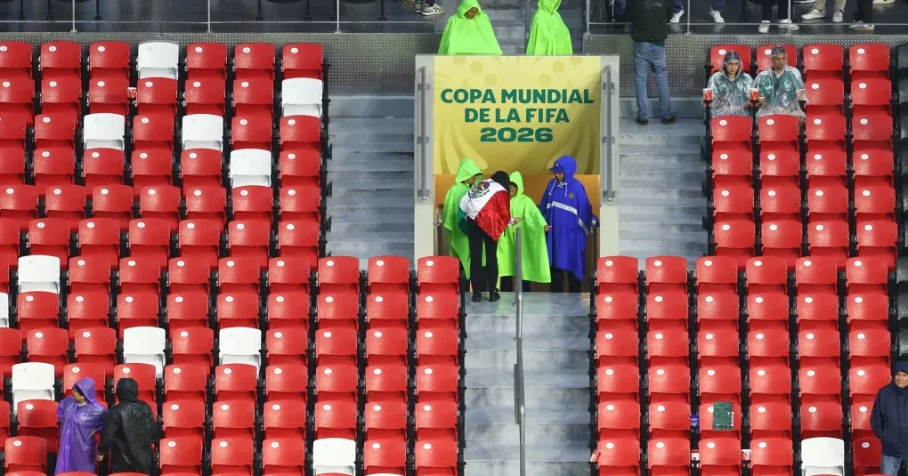 Estádio sob céu carregado e chuva antes de partida internacional