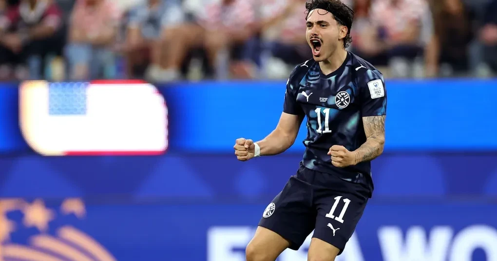 Maurício comemorando o gol pelo Paraguai no Estádio de Los Angeles
