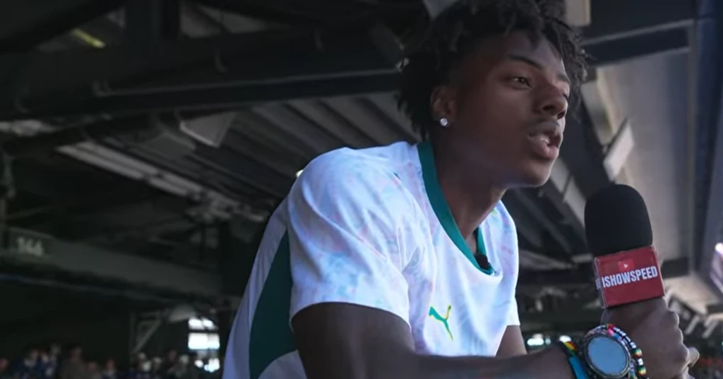 Camarote no MetLife Stadium com aglomeração e transmissão ao vivo do influenciador