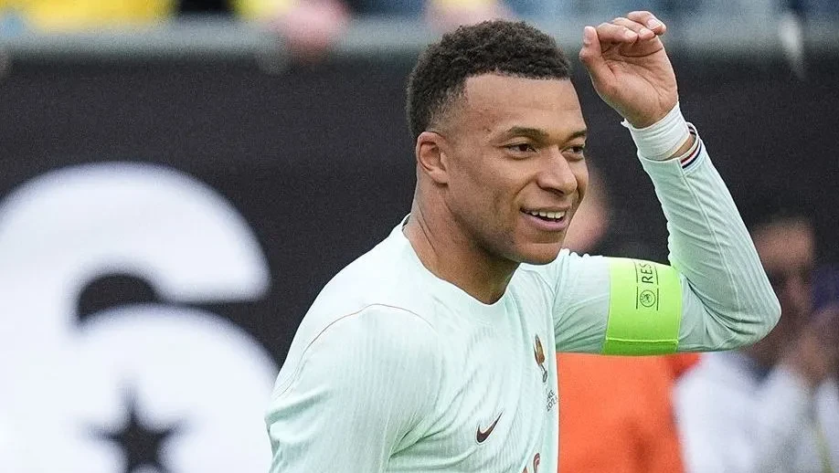 Kylian Mbappé comemorando com a camisa da seleção da França