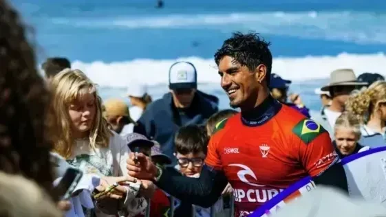 Gabriel Medina surfando em Saquarema durante etapa da WSL com mar azul ao fundo