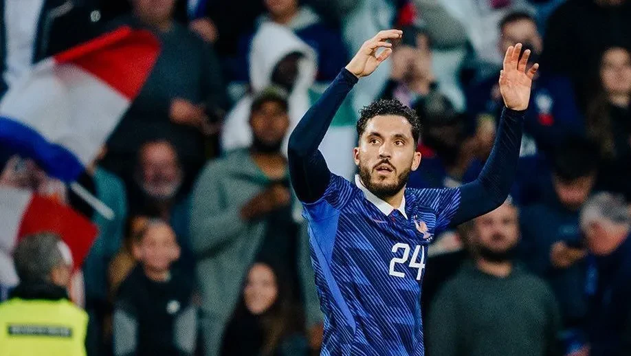 Rayan Cherki em entrevista pela seleção francesa, expressão confiante