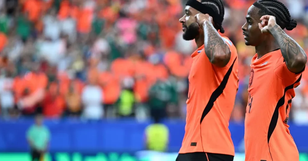 Memphis Depay comemorando assistência pela seleção da Holanda em Houston durante a Copa do Mundo