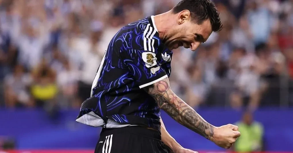 Lionel Messi comemorando gol pela seleção argentina