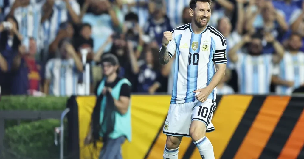 Lionel Messi comemorando gol com a seleção argentina durante amistoso