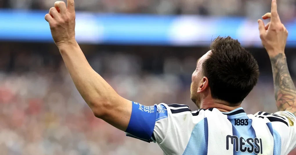 Lionel Messi comemorando um gol vestindo a camisa da seleção argentina em campo