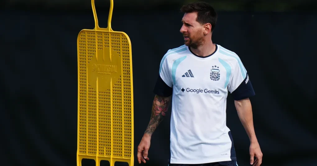 Lionel Messi com a camisa da seleção argentina em treino antes da Copa