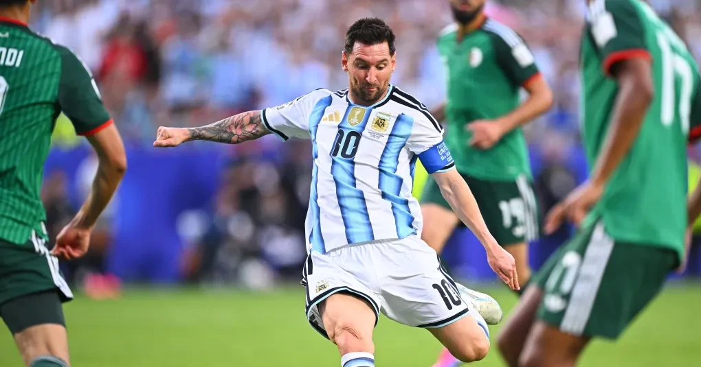 Lionel Messi emocionado comemorando gol durante Argentina x Argélia