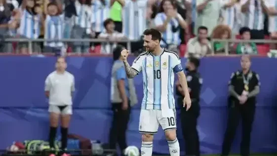 Lionel Messi comemorando gol com a camisa da seleção da Argentina