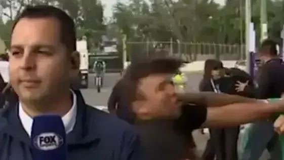 Torcedores e policiais nos arredores do Estádio Azteca durante a abertura da Copa do Mundo