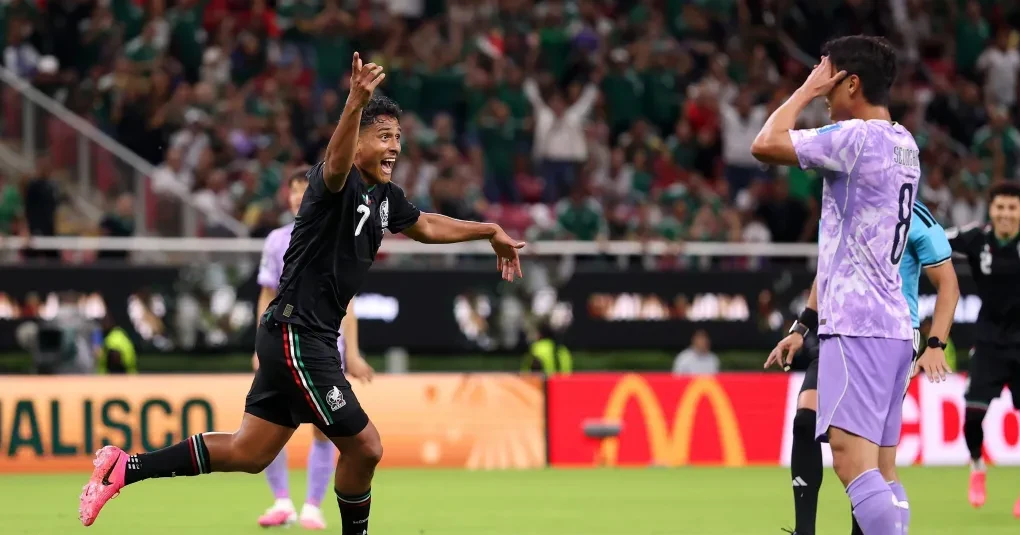 Torcida e jogadores do México comemorando no Estádio Akron em Guadalajara