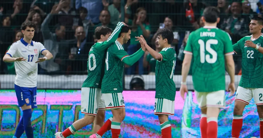 Jogadores comemoram gol do México no Estádio Nemesio Diez durante amistoso contra a Sérvia