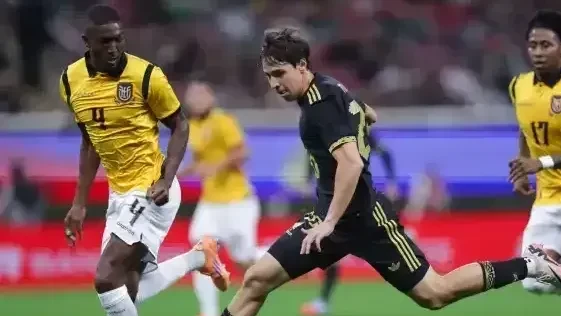 Vista externa do Estádio Azteca iluminado antes de um jogo