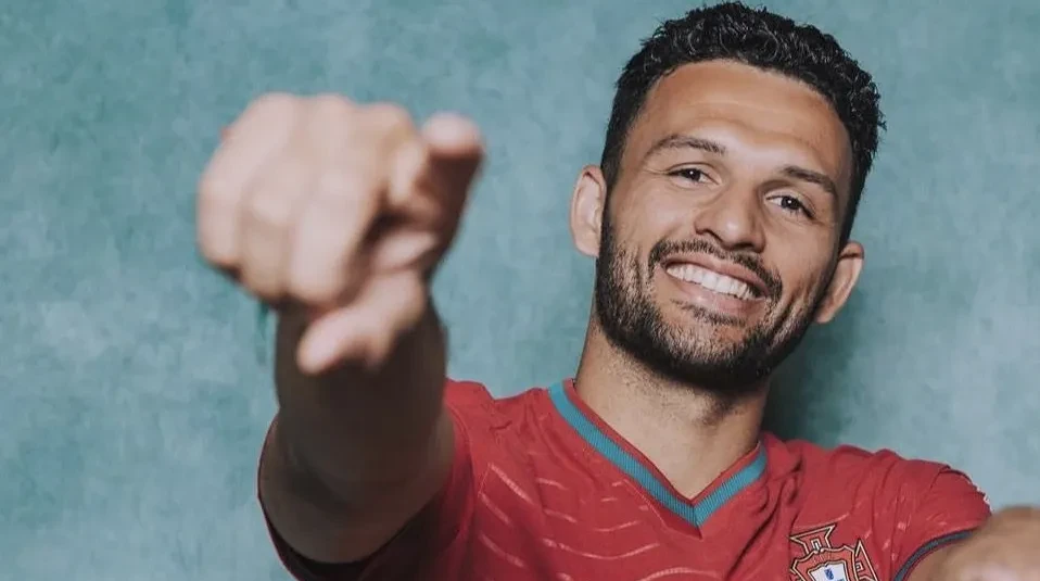 Gonçalo Ramos posando com a camisa do Milan durante anúncio oficial