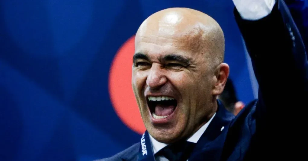Roberto Martínez durante coletiva, gesticulando ao microfone