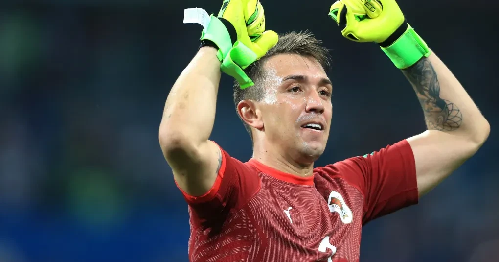 Fernando Muslera com a camisa da seleção do Uruguai durante jogo