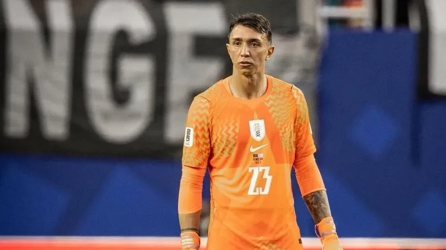 Fernando Muslera em ação pela seleção uruguaia durante partida contra a Espanha em Guadalajara