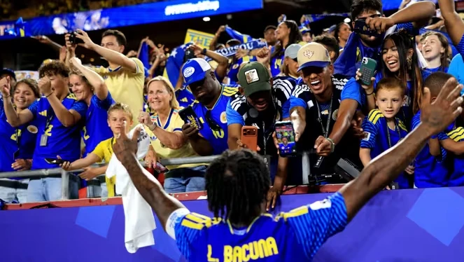 Torcida de Curaçao aplaudindo jogadores nas arquibancadas após a partida