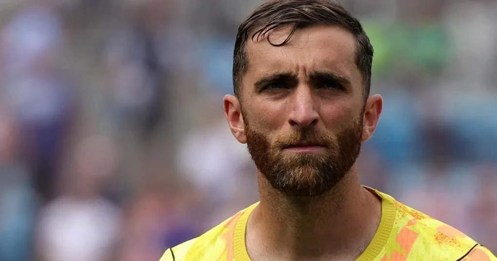 Matt Turner no treino da seleção dos Estados Unidos com a bola nos pés, uniforme de goleiro