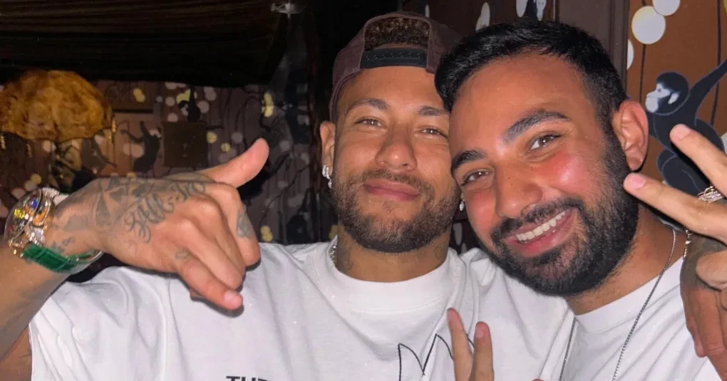 Neymar entrando em casa noturna em Nova York vestido com roupa escura