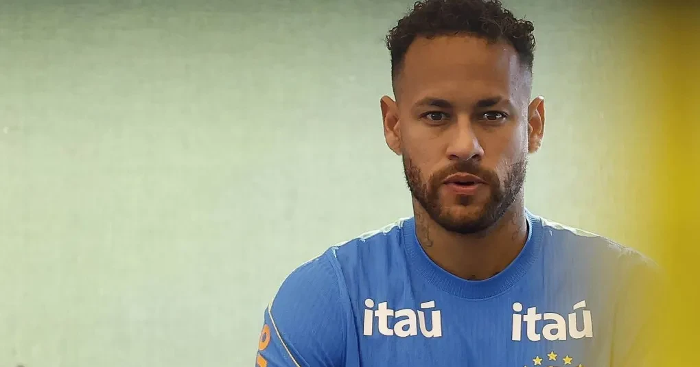 Neymar sorrindo e levantando as mãos em postagem nas redes sociais