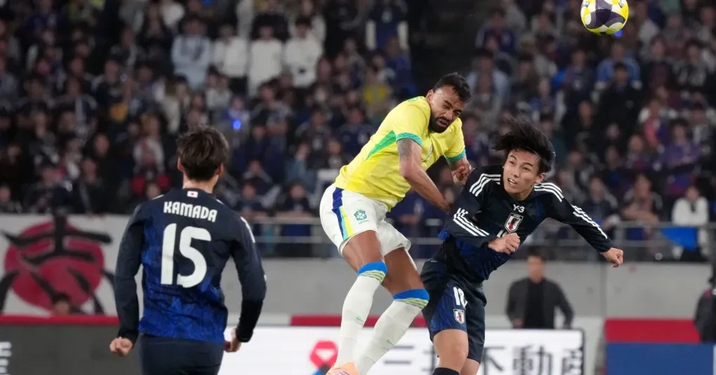 Jogadores e torcedores no estádio durante amistoso entre Brasil e Japão
