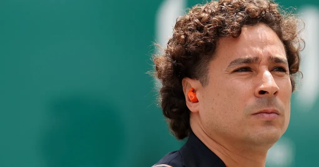 Guillermo Ochoa em aquecimento com a seleção do México antes da partida