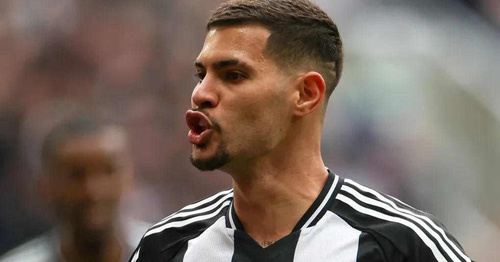 Bruno Guimarães com a camisa do Newcastle em ação durante partida