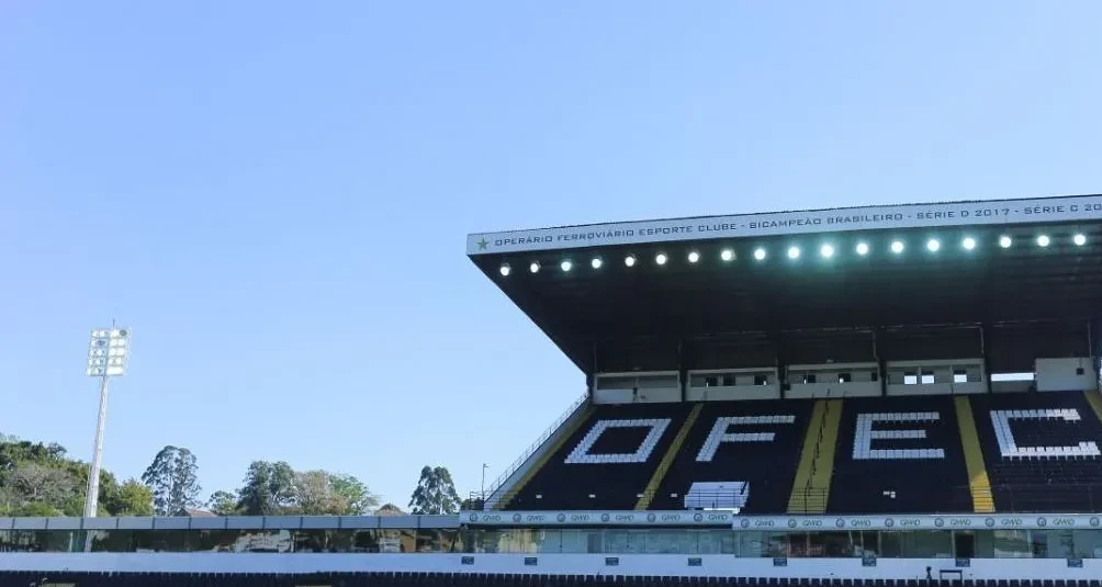 Jogadores e torcida do Operário-PR antes de partida no Estádio Germano Kruger