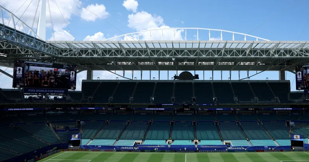 Hard Rock Stadium em Miami durante montagem e equipes trabalhando na instalação do gramado