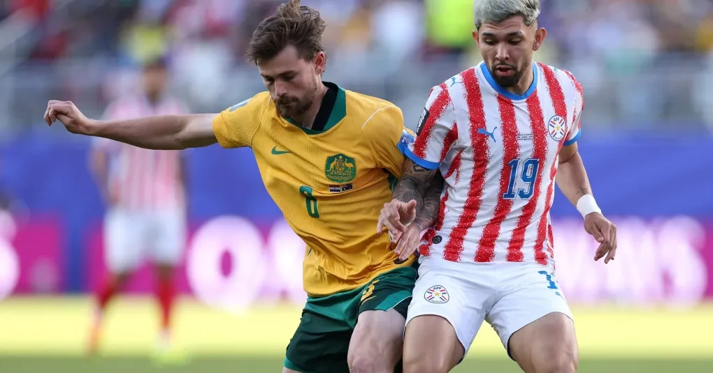 Jogadores do Paraguai comemorando a classificação em campo com bandeiras